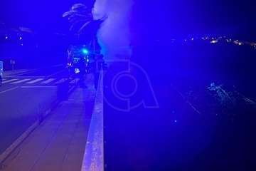  Incendio de rastrojos y hierbas debajo del puente sobre el Barranco Real de Telde próximo al parque Pinocho/TA.